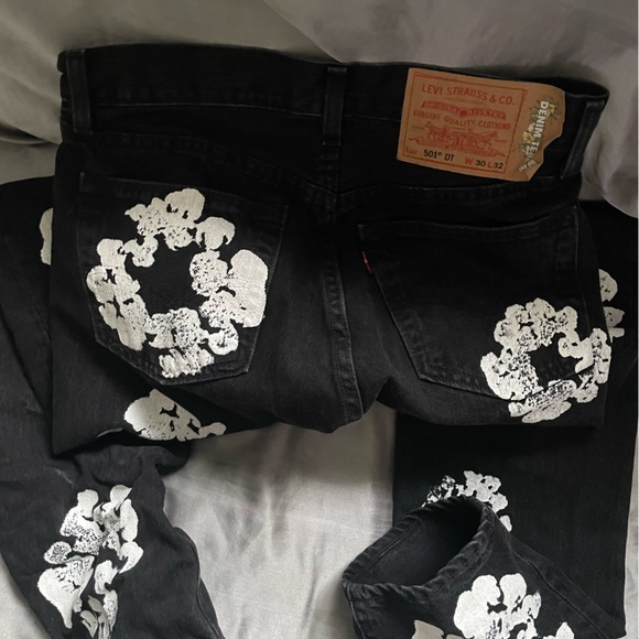 Levi x Denim Tears ‼️
Size 30 W x 32 L ‼️
Worn 3 times ‼️
Price negotiable ‼️ - Picture 8 of 8